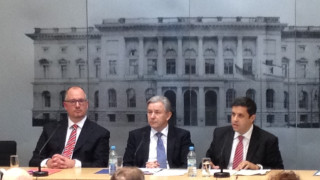 Jan St&ouml;&szlig;, Klaus Wowereit und Raed Saleh bei der Vorstellung des Papiers